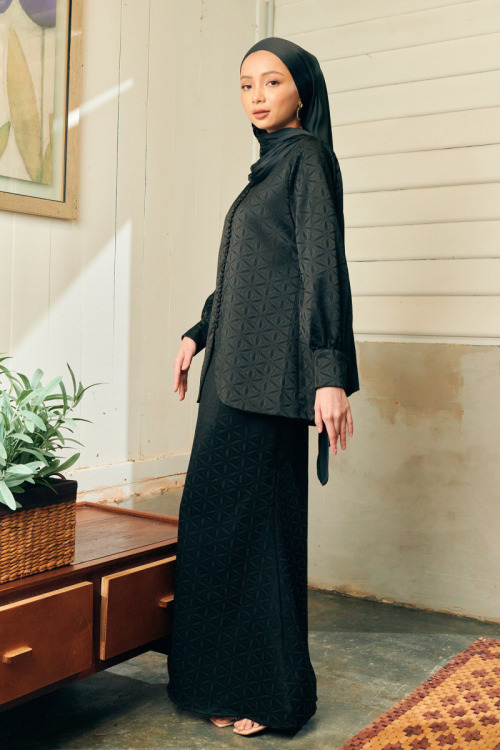 Black Zuhayra Classic Button Textured Kurung Kebaya